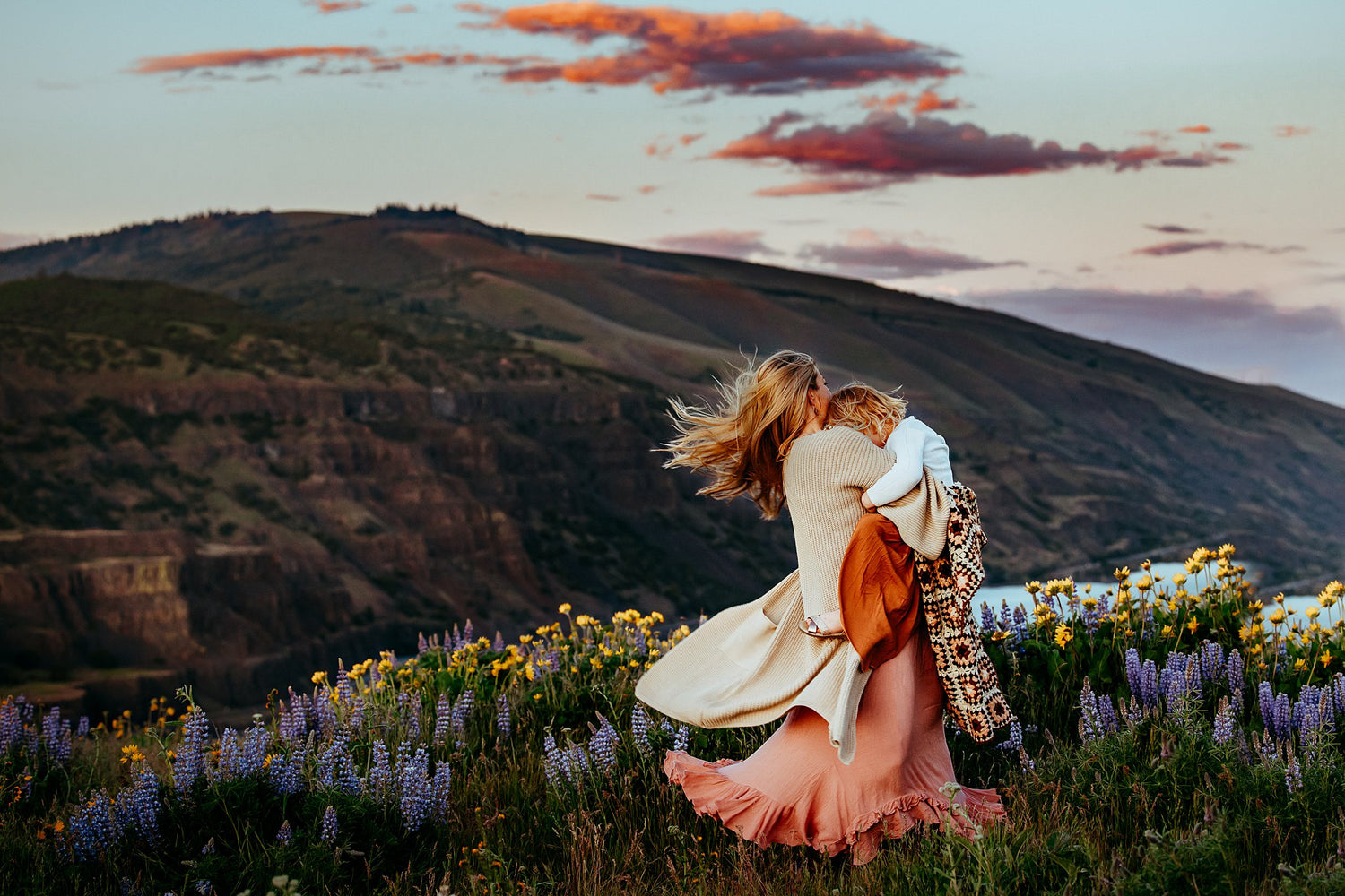Motherhood Oregon Wildflower Photoshoot